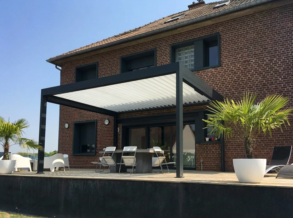 Terrasse extérieure d'une maison en brique avec pergola bioclimatique à lames orientables en aluminium anthracite