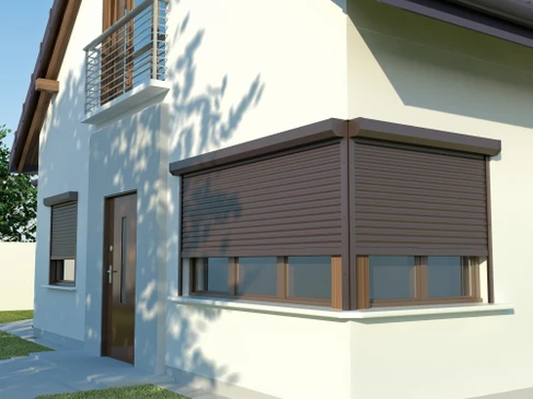 Fa&ccedil;ade moderne de maison individuelle avec volets roulants marron ferm&eacute;s sur baie vitr&eacute;e d'angle
