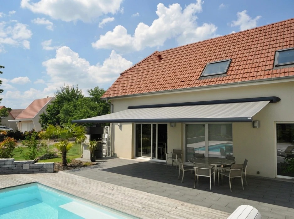 Store banne motorisé déployé sur une terrasse extérieure de maison individuelle