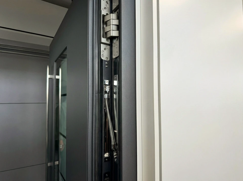Intérieur moderne avec porte en bois à lames horizontales équipée d'une poignée électronique intelligente