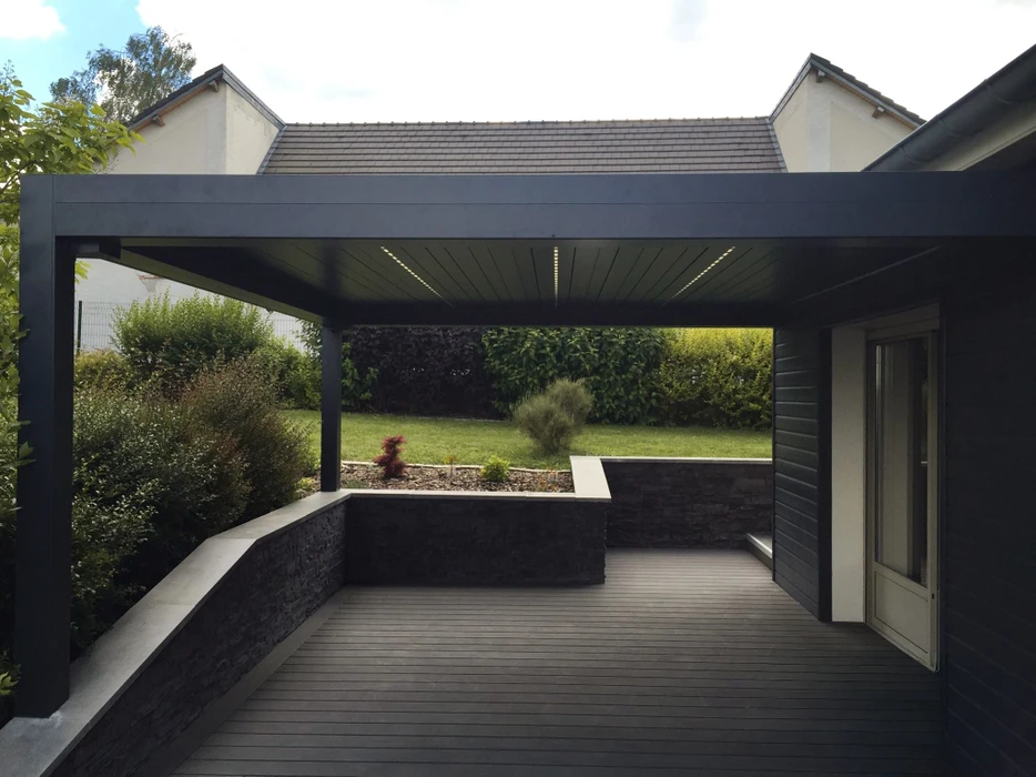 Porte de garage sectionnelle motorisée, teinte gris anthracite mat, panneau lisse à joints horizontaux
