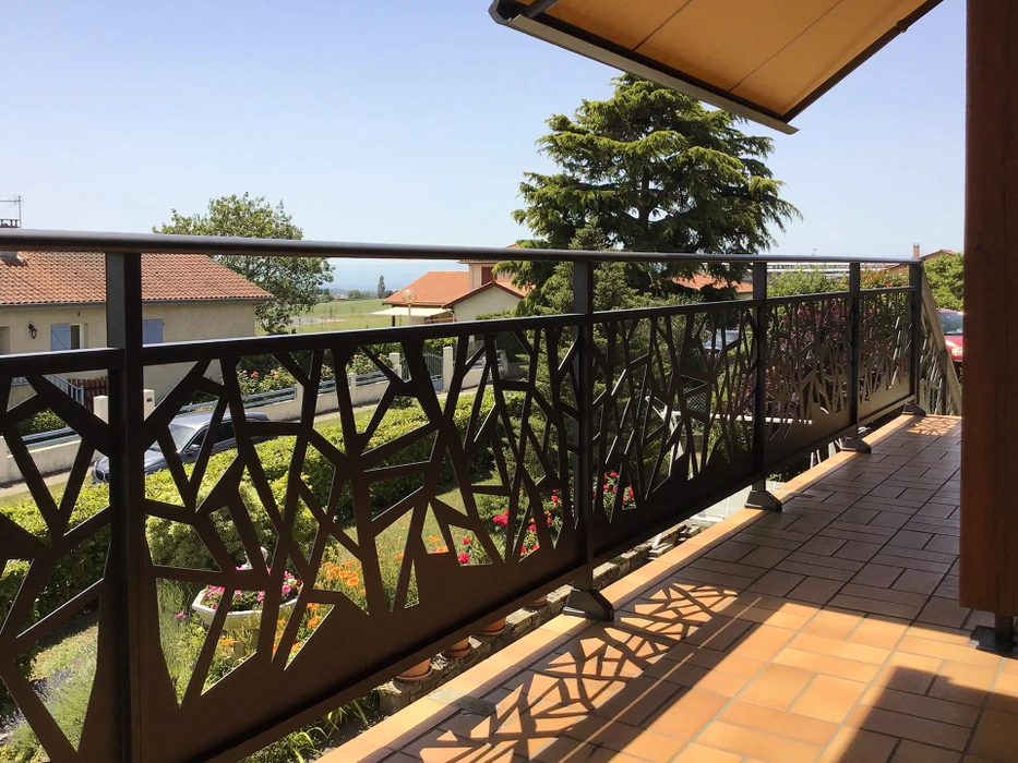 Terrasse extérieure d'une maison alsacienne à colombages avec piscine rectangulaire à débordement