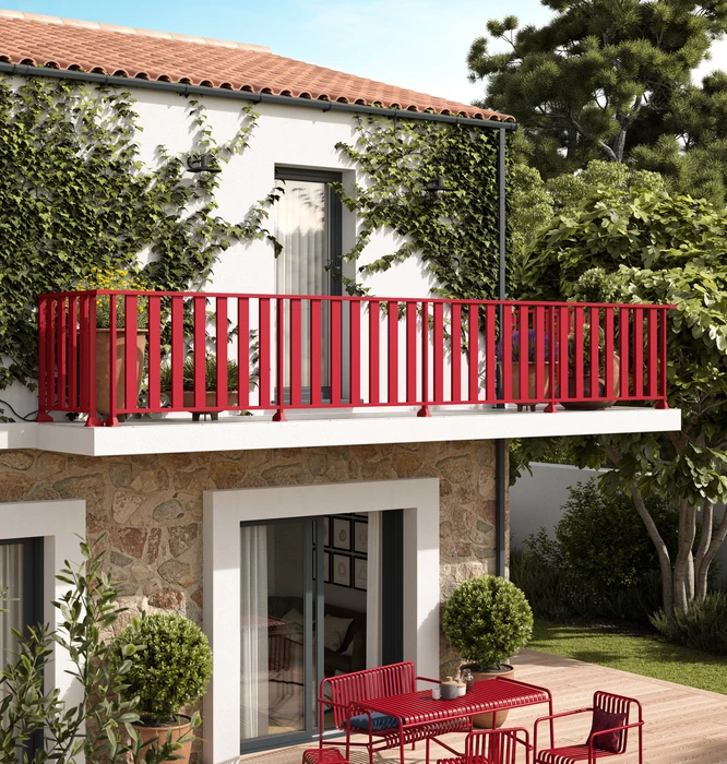 Terrasse extérieure luxueuse avec piscine rectangulaire à débordement, carrelage en pierre naturelle